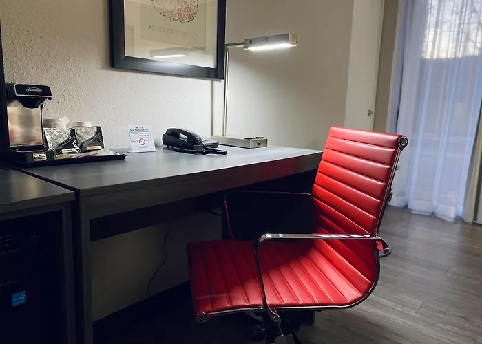 Ramada By Wyndham Hartford North - Bradley Airport Hotel Windsor Locks
