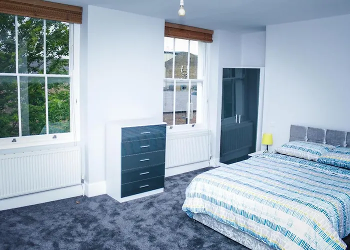 Camden Guest House Double Bedroom With Super Large King Bed London