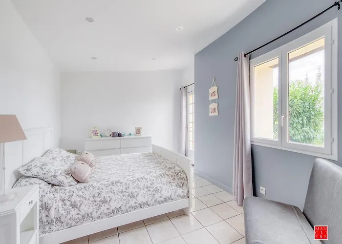 maison blanche piscine et petit déjeuner Châtellerault