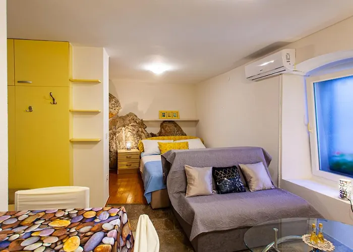 Room M Cres