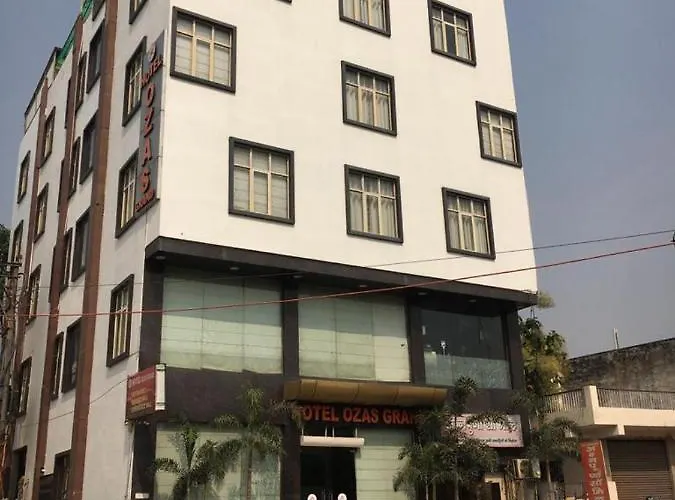 Hotel Ozas Grand Varanasi