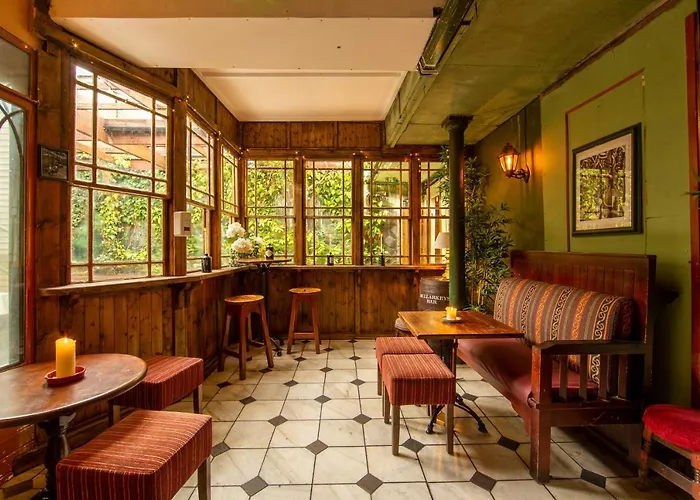 Foyles Hotel Clifden