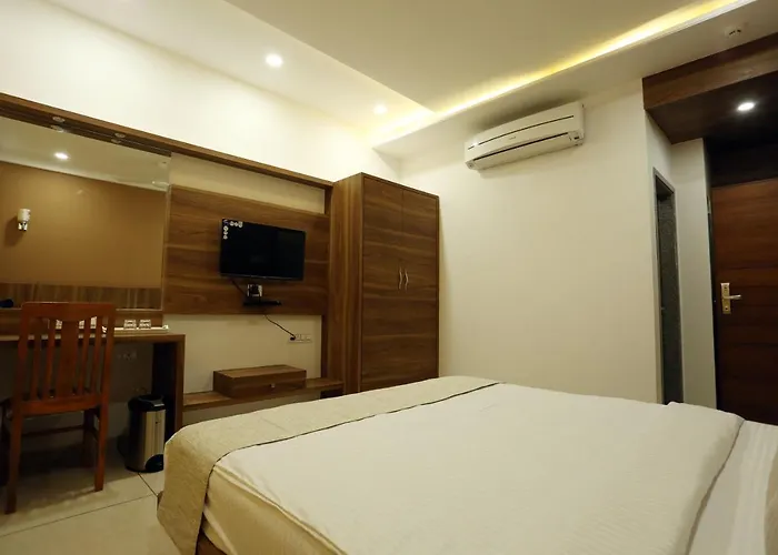 Hotel Avista - Unmarried Couples And Nri Not Allowed Vadodara