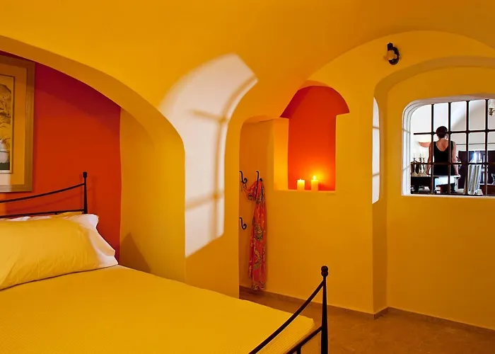 Lava Suites & Lounge Fira 