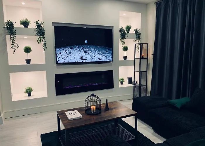 Immaculate Modern Home With Parking - Sleeps 8 - Liverpool