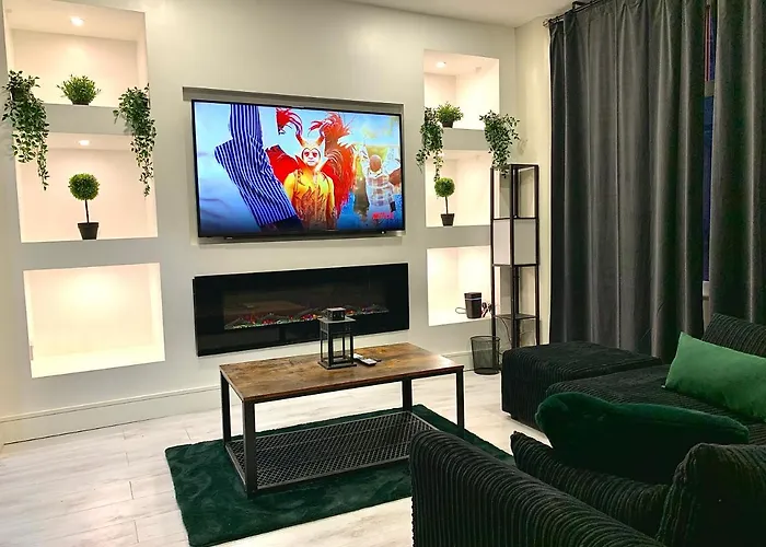 Immaculate Modern Home With Parking - Sleeps 8 - Liverpool