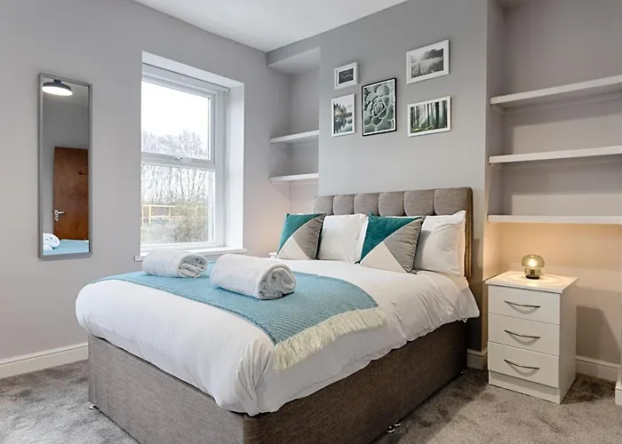 Contractor Base - Kitchen - Parking Included Aparthotel Swansea