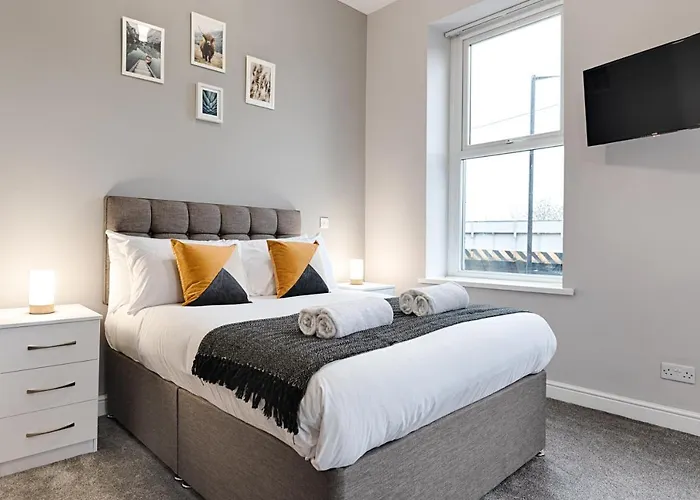 Contractor Base - Kitchen - Parking Included Aparthotel Swansea