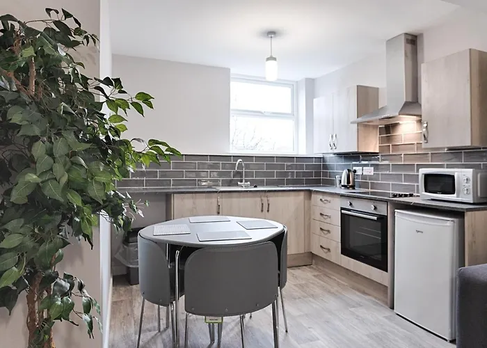 Contractor Base - Kitchen - Parking Included Aparthotel Swansea
