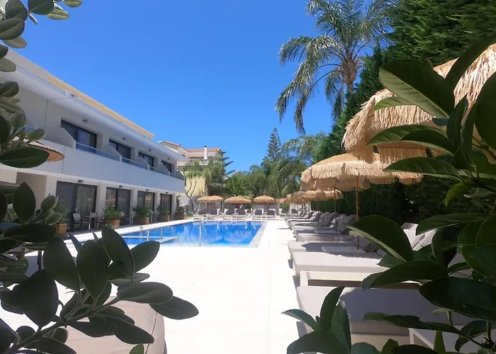 Paradise Hotel&Bar Plános
