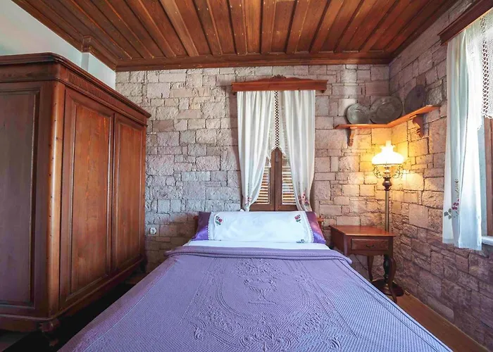 Cunda Tas Konak Otel Ayvalı