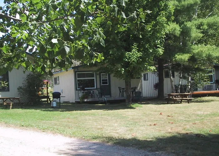 Colonial Bay Motel And Cottages Huntsville