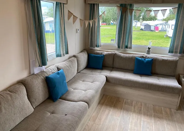 5 Mins Walk To Beach. 3 Bedroom Caravan. Sleeps 8 Clacton-on-Sea