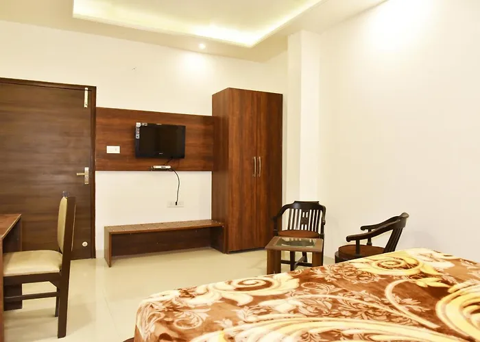 Hotel Hollywood Heights Near Railway Station Amritsar