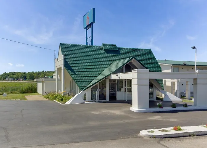 Wingate By Wyndham Geneva At Spire Academy Motel