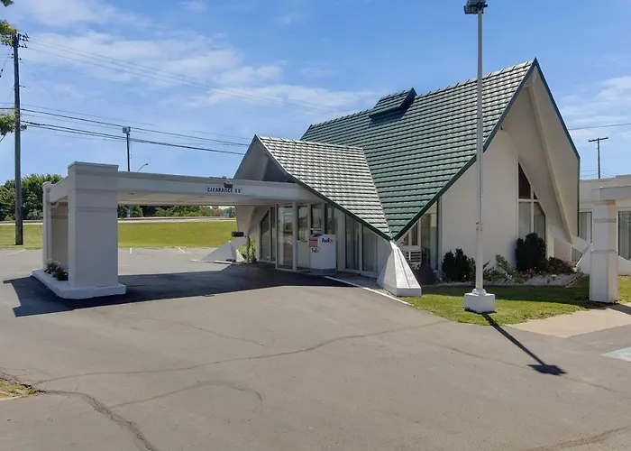 Wingate By Wyndham Geneva At Spire Academy Motel