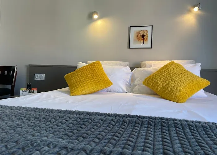 Logis Hotel Castel De Mirambel Lourdes