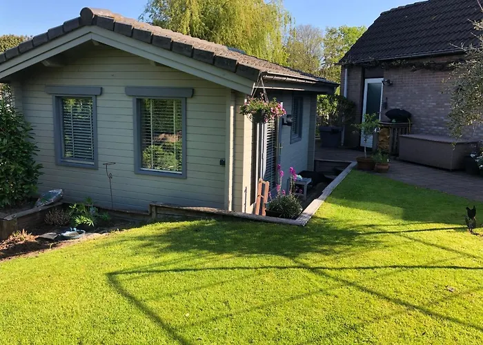 Tiny House Boatshed Bed and Breakfast Heemstede