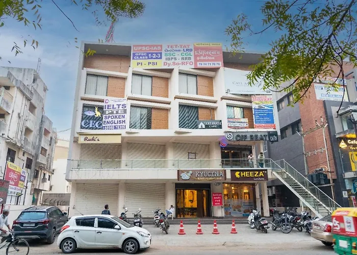 Hotel Lee Grand Anand