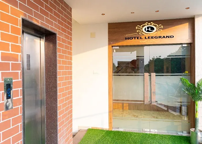 Hotel Lee Grand Anand