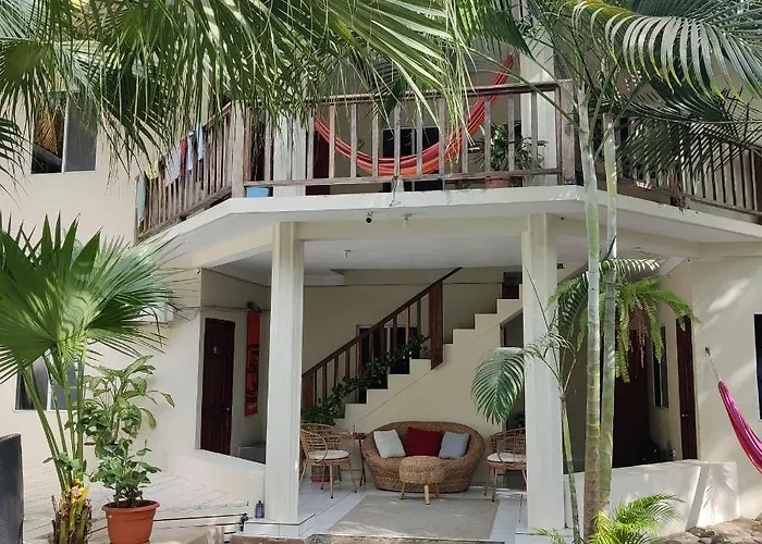 Layback Surf Hotel Tamanique