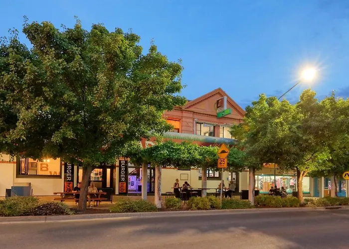 Broadway Hotel Parkes