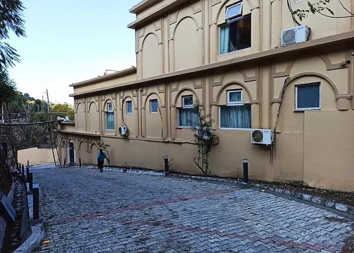 Hotel Le Roi Lake View Koti New Tehri