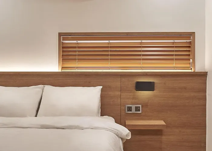 Monday Cracker Hongdae Hotel โซล