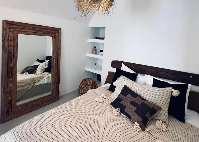 Delta Suites Oia
