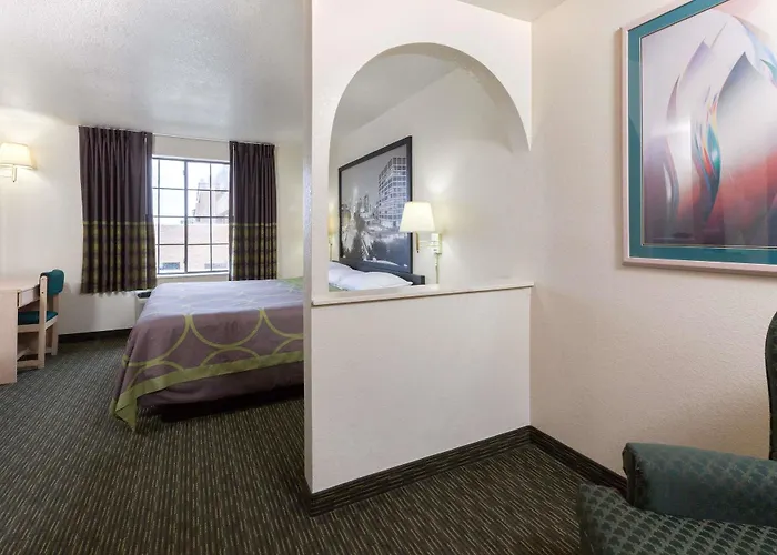 Super 8 By Wyndham Tulsa/Downtown/East Hotel