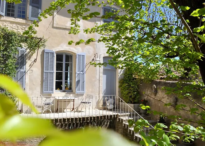 Le Petit Chateau Châteauneuf-de-Gadagne