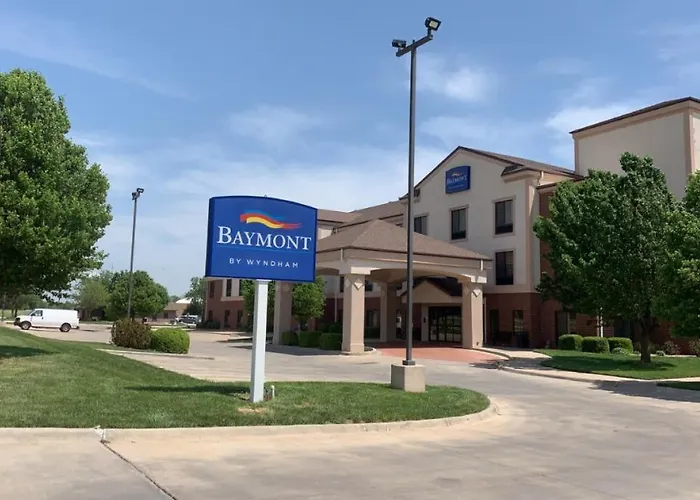 Baymont By Wyndham Pratt Hotel
