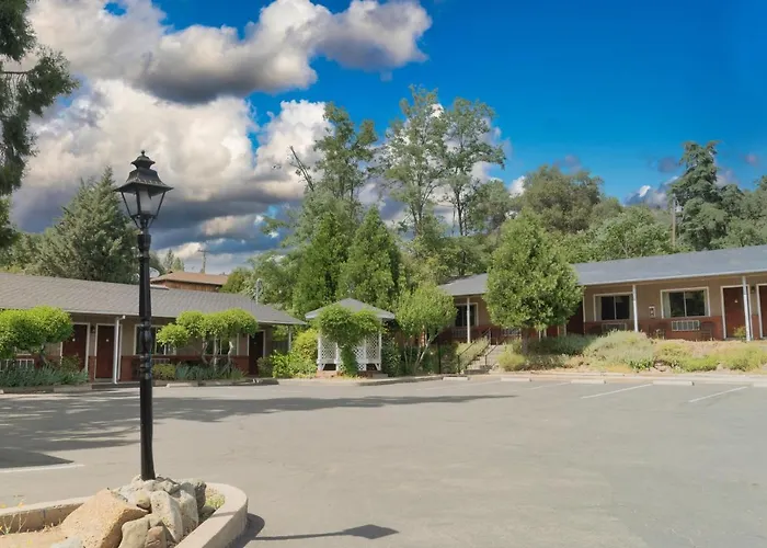 Mariposa Lodge