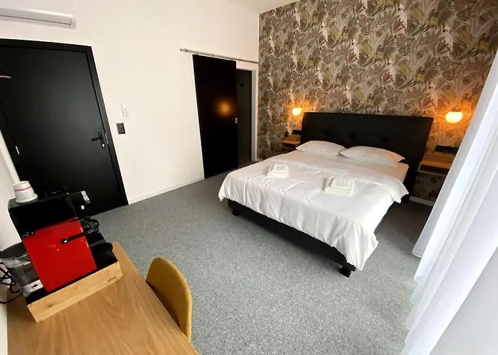 Bed Cauchy Hotel Namen