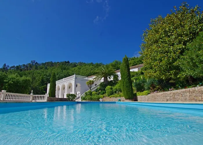 Love Room Avec Spa Jacuzzi Champagne Avec Immense Terrasse Privative De 70M Piscine De 16M Fréjus