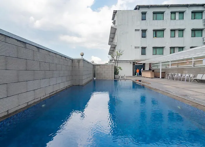 Urbanview Hotel Newton Riau Bandung