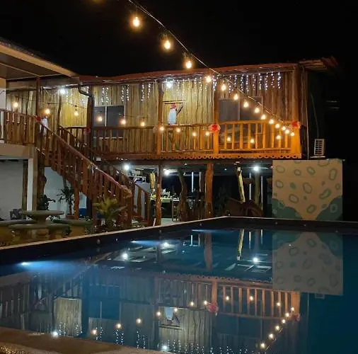 Tree House Samanea Lodge Puerto Limon