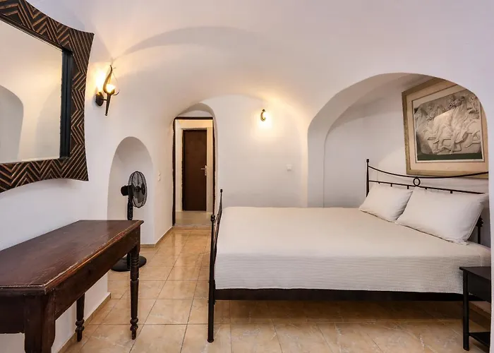 Lava Suites & Lounge Fira 