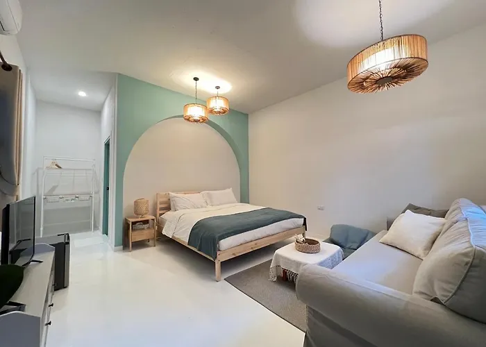 Warm White Hua Hin House Hotel