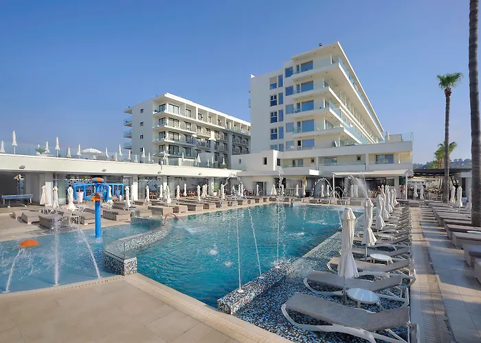 Nelia Beach Hotel & Spa Ajía Nápa