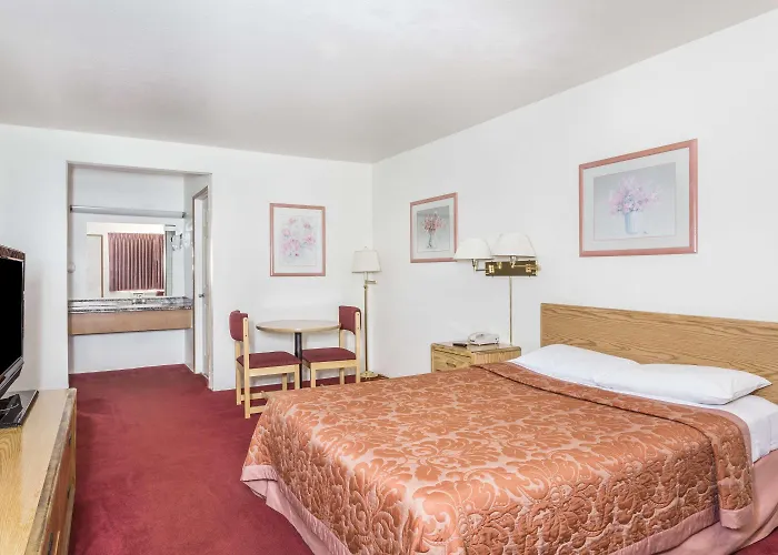 Super 8 By Wyndham Phoenix Metro North