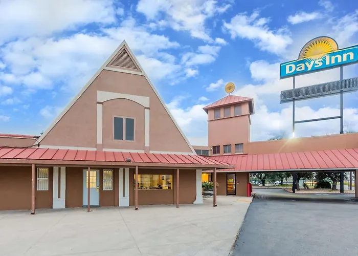 Days Inn By Wyndham San Antonio Splashtown/Att Center