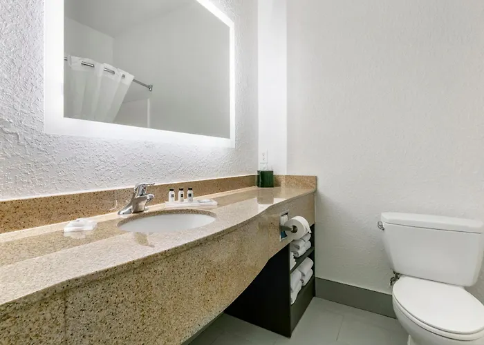 Clarion Pointe Columbus-Bradley Park Hotel