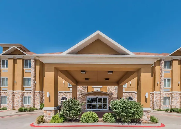 Days Inn & Suites By Wyndham Cleburne Tx