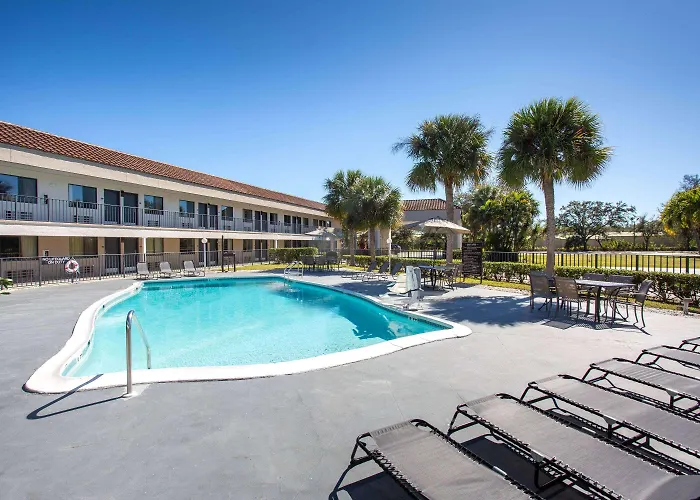 Super 8 By Wyndham Naples Hotel Golden Gate