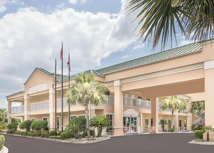 Baymont By Wyndham Crestview Motel