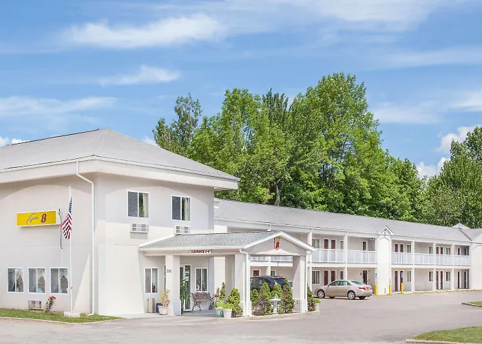 Super 8 By Wyndham Monticello Hotel