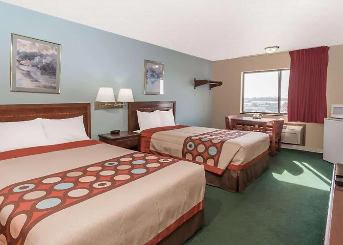 Super 8 By Wyndham Woodstock Hotel