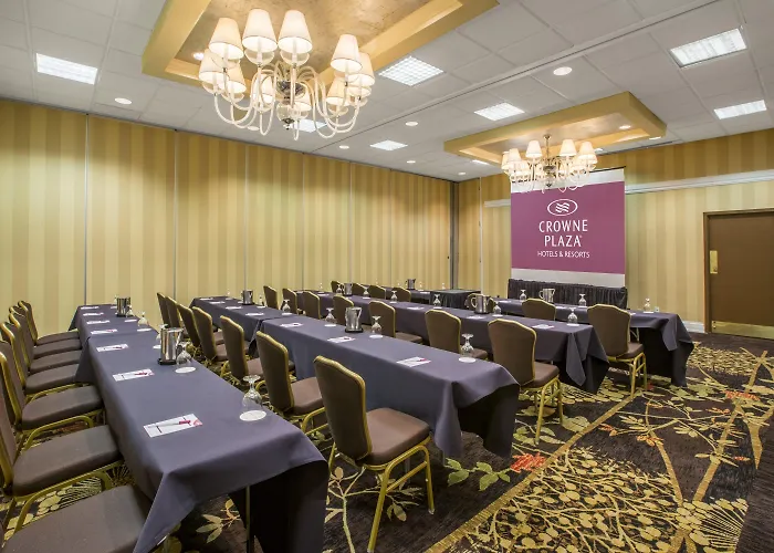 Ramada By Wyndham Cleveland Independence Hotel