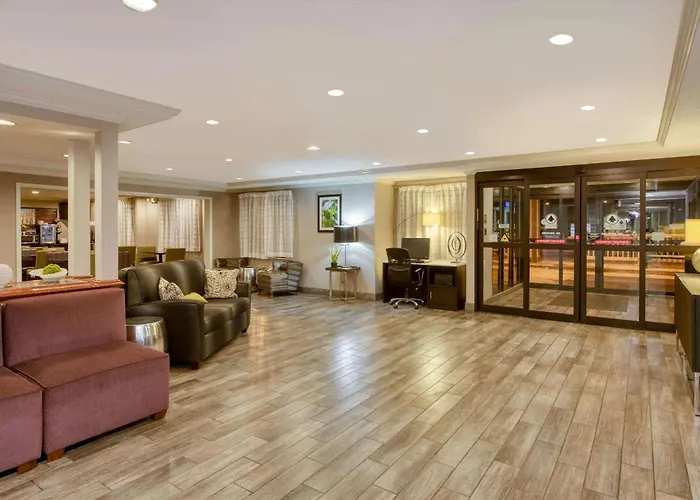 La Quinta By Wyndham Cleveland Macedonia Hotel